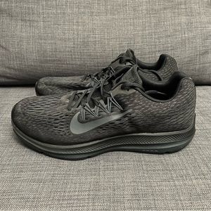 Nike Zoom Winflo 5 Mens Triple Black Running Athletic Shoes AV8011-002 Size 12
